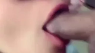 Menikmati Sepongan Gadis Kacamata